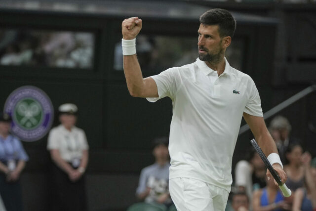 Novak Djokovic v Srbsku reaguje po tom, čo vyhral bod proti Alexandre Mullerovi z Francúzska počas jeho prvého zápasu mužských singlov na majstrovstvách tenisu vo Wimbledone v Londýne v utorok 1. júla 2025.