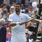 Novak Djokovic zo Srbska reaguje po porazení Daniela Evansa z Británie počas zápasu jeho mužov v druhom kole na majstrovstvách tenisu tenisu vo Wimbledone v Londýne vo štvrtok 3. júla 2025.