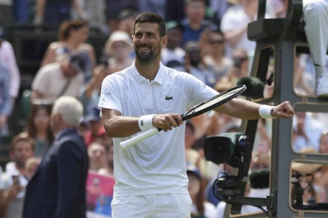 Novak Djokovic zo Srbska reaguje po porazení Daniela Evansa z Británie počas zápasu jeho mužov v druhom kole na majstrovstvách tenisu tenisu vo Wimbledone v Londýne vo štvrtok 3. júla 2025.