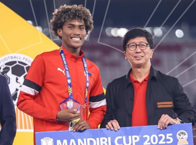 Filipínsky mužský futbalový tím OTU Banatao získava cenu Rising Star Award na majstrovstvách ASEAN U-23.