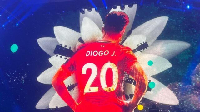 Oasis vzdáva hold Diogo Jota počas prvého koncertu Tour Runion Tour

