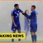 Conor Coady tlieska fanúšikom počas otepľovania pred zápasom Leicester City