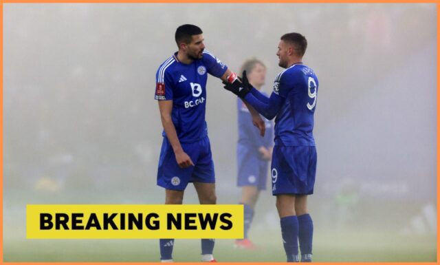 Conor Coady tlieska fanúšikom počas otepľovania pred zápasom Leicester City
