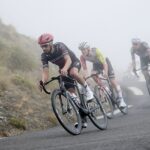 Julian Alaphilippe (na obrázku bol vedený balíkom) chytený v nedeľu 2025 za Tour de France Stage 14.