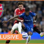 Noni Madueke v akcii pre Chelsea (vľavo) a manažér Arsenal Mikel Arteta (vpravo)
