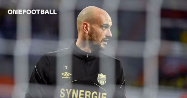 Oficiálne Paris FC Expansion Contract of Veterán brankára