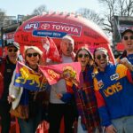 Najdrahšie lístky boli vydané v Grand Finals AFL AFL - a môžu si ich dovoliť iba najbohatší Aussies (na obrázku, fanúšikovia v roku 2024 vo veľkých finále)