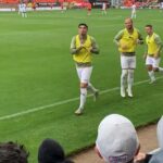 Oldham Atletický útočník Kian Harratt mávol fanúšikom v Oldhamovom predprítomnosti