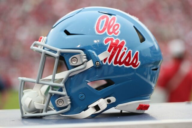 Futbal NCAA: Mississippi v Arkansase