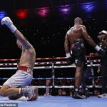 Oleksandr USYK (vľavo) porazil v sobotu na štadióne Wembley v opakovanej hre Daniel Dubois