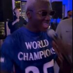 Moise Caedo viedla hráčov Chelsea v Karaokes po víťazstve svojich majstrovstiev sveta v klube