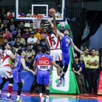San Miguel Been's You Tautaa Dunks počas koša vo finále filipínskeho pohára PBA proti TNT TNT TNT Tropang 5G. Kôš bol neskôr zrušený