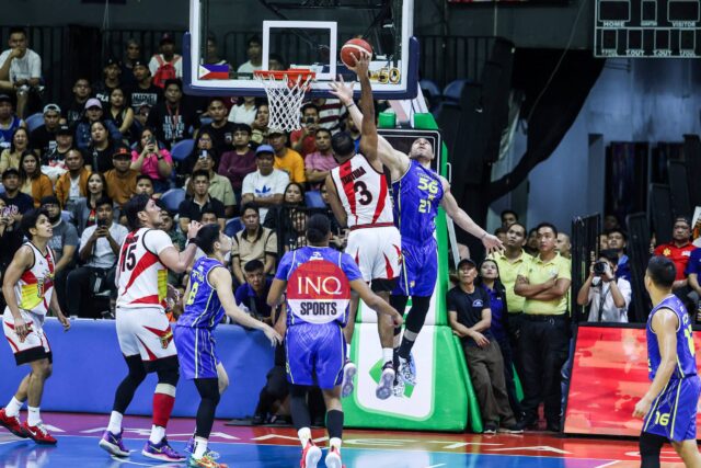 San Miguel Been's You Tautaa Dunks počas koša vo finále filipínskeho pohára PBA proti TNT TNT TNT Tropang 5G. Kôš bol neskôr zrušený