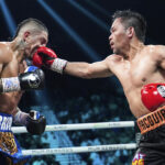 Mario Barrios vľavo bojuje proti Mannymu Pacquiaovi v boxerských zápasoch s ťažkými váhami v sobotu 19. júla 2025 v Las Vegas. ((