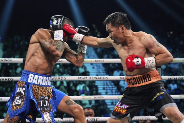 Mario Barrios vľavo bojuje proti Mannymu Pacquiaovi v boxerských zápasoch s ťažkými váhami v sobotu 19. júla 2025 v Las Vegas.