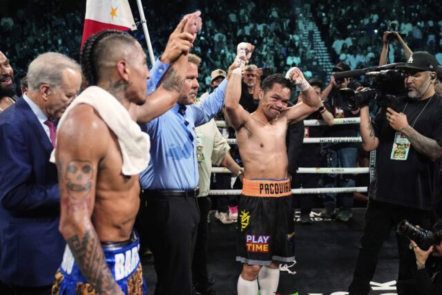 Mario Barrios vľavo a Manny Pacquiao reagujú po boji proti väčšinovej kravate v tituloch v sobotu 19. júla 2025 v Las Vegas.