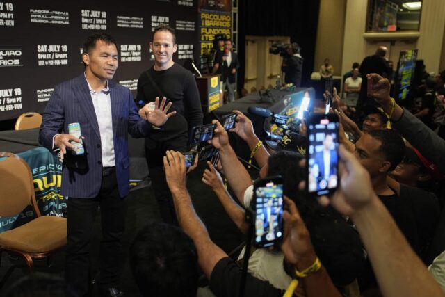Manny Pacquiao odpovedá na otázky počas tlačovej konferencie v stredu 16. júla 2025 v Las Vegas. ((