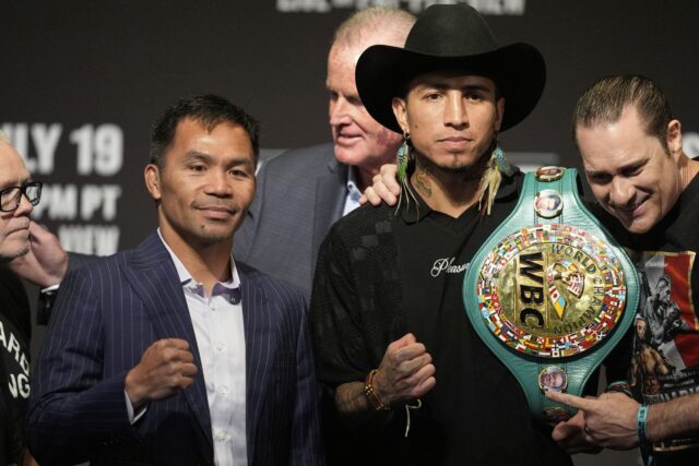 Manny Pacquiao, vľavo, a majster WBC Welterweight, Mario Barrios, sú vychovaní na tlačovej konferencii v stredu 16. júla 2025 v Las Vegas. Bob Santos Freddie Roach
