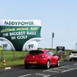Paddy Power zverejnila niekoľko obrovských nohavičiek, aby pozdravila Rory McIlroya návrat do severnej krajiny