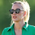Paige Spiranac Tart Módna polícia sa objíma na golfovom ihrisku