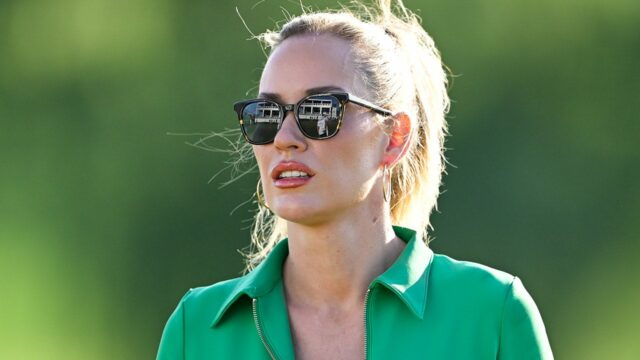Paige Spiranac Tart Módna polícia sa objíma na golfovom ihrisku

