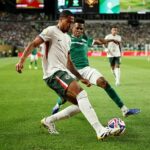Záložník Palmeiras Estevao (zelená košeľa) Zorlu Chelsea Defender Levi Colwill