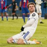 Patrick Bamford, ktorý pre Leedsa strelil 60 gólov, vedel, že text je na stene