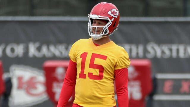 Patrick Mahomes si od rádiového moderátora vyvíja teplo po vírusových fotografiách z dovolenky

