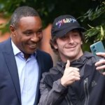 Paul Ince obtient une boisson à conduire quelques minutes après avoir pris des selfies avec les fans avec les fans