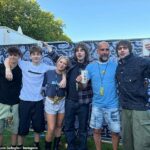 Pep Guardiola usporiadal v piatok večierok s deťmi Gallagher Brothers '(LR Donavan, Sonny, Anais, Gene, Guardiola a Lennon)