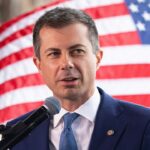 Pete Buttigieg uznáva transakcie transatleety v ženských športoch