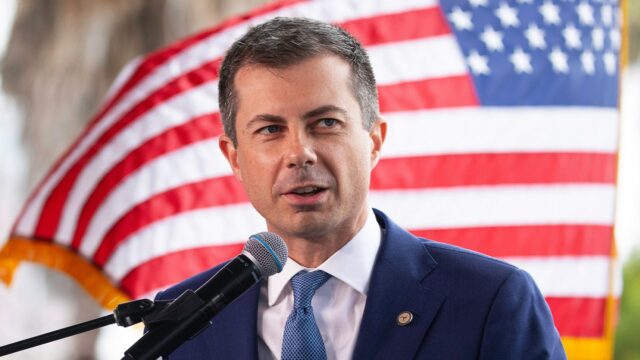 Pete Buttigieg uznáva transakcie transatleety v ženských športoch

