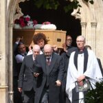Lawrence nosil svojho syna v bohoslužbovej službe, ktorej sa zúčastnili rodina, priatelia a športovci