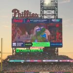 Philadelphia Phillies sa zasmiala nákladom generálneho riaditeľa a astronómovho pána Bossa potom, čo ich chytili na koncerte Coldplay Cuddling vo fotoaparáte