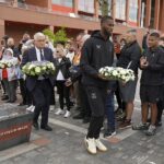 Portugalci -narodené Everton Stars Youssef Chermit (vľavo) a Beto (vpravo) vložia vence v mene klubu a rešpektované Diogo Jota