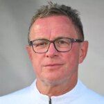 Porušenie: Bývalý šéf UTD Ralf Ralf Rangnick sa vykonáva po pohotovostnej operácii po operácii so skloneným zákrokom