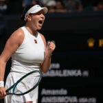Iga Swiak oslávila po semifinálovom zápase ženských dvojhry medzi poľským IGA Swiakom a Švajčiarskou Belinda Bencic na majstrovstvách tenisu vo Wimbledone v Londýne v Británii 10. júla 2025.