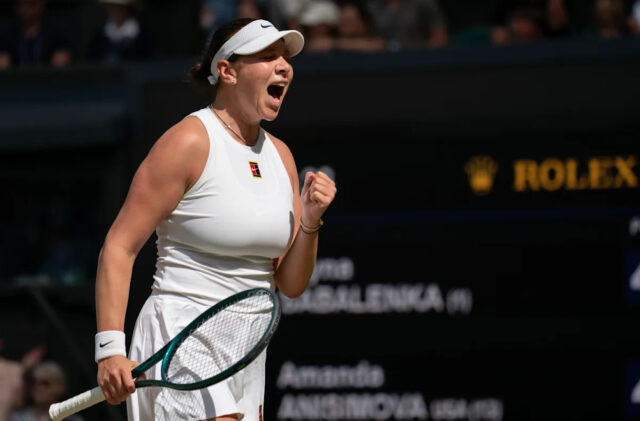 Iga Swiak oslávila po semifinálovom zápase ženských dvojhry medzi poľským IGA Swiakom a Švajčiarskou Belinda Bencic na majstrovstvách tenisu vo Wimbledone v Londýne v Británii 10. júla 2025.