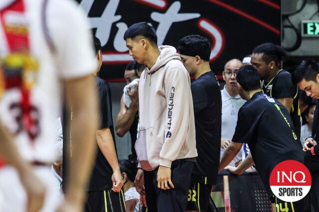 Poy erram TNT TNT TROPang 5G, pouličné oblečenie počas stránky PBA Philippine Cup 5 proti San Miguel Beermen