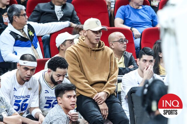 Poy erram TNT TNT TROPang 5G v pouličnom oblečení počas 6. PBA Filipínskeho pohára 6 proti San Miguel Been.