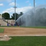 Hasičský kapitán v Marylande nastriekaný na stredoškolské baseballové štvorcové galóny vody