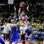 June Fajardo San Miguel Bemenmen počas zápasu 3 pohára PBA PBA proti TNT TNT TNT Tropang 5G.
