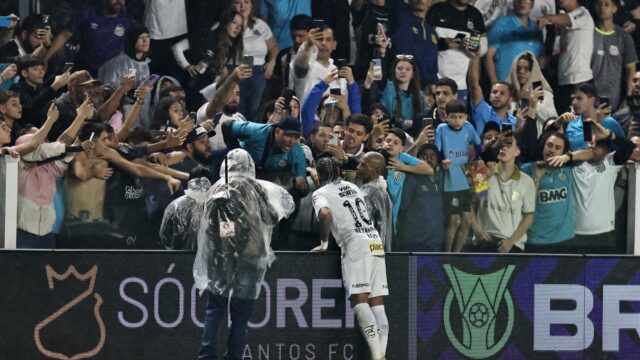 Pozri: Neymar čelí fanúšikom Santos po neskorom góle vylúčený počas Santos vs International 

