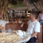 Sir Alex Ferguson bol videný v pozadí, keď Rio Ferdinand hovoril s Michaelom Carrickom