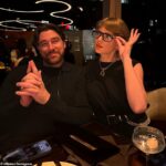 Taylor Swift neukazuje obrazovku Travis Kelce Lock na fotografii zásnubného prsteňa