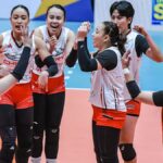 Cess Robles (štvrtý vľavo) a Crossings oslavujú po víťazstve päť bodov nad nabíjačkami. —PVL obrázky