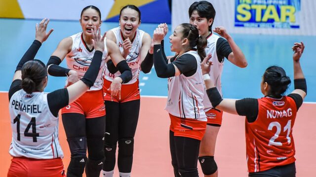 Cess Robles (štvrtý vľavo) a Crossings oslavujú po víťazstve päť bodov nad nabíjačkami. —PVL obrázky
