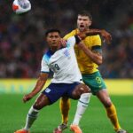 Obranca futbalu Cameron Burgess (na obrázku, vpravo) sa pripojil v júni s trojročnou dohodou s Half-And
