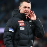Tréner Collingwood Craig McRae potvrdil, že sa dostane do Carltonovho kolegu Michaela Vossiho po tom, čo Magpies v piatok chytil blues