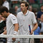 Cam Norrie (vľavo) podráždený Nicolas Jarry (vpravo) po víťazstve nad čílskym hráčom
